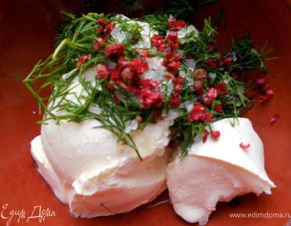 Соединить маскарпоне, лимонный сок, укроп, соль и растертый перец. Размешать. 