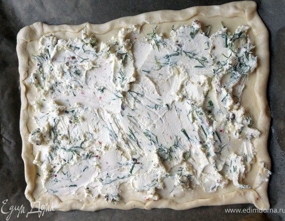 Распределить сыр на основе.