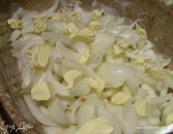 Духовку разогреваем до 180 гр (я готовила при 200гр, надо было ускорить процесс). Лук нарезаем тонкими кольцами. Форму с толстыми стенками смазываем маслом, выкладываем туда наш лук. Сливочное масло выкладываем сверху небольшими кусочками. Накрываем крышкой или фольгой и ставим в духовку часа на 1.5 -2. Пару раз открываем и перемешиваем. Вынимаем, когда большая часть жидкости выпарится.