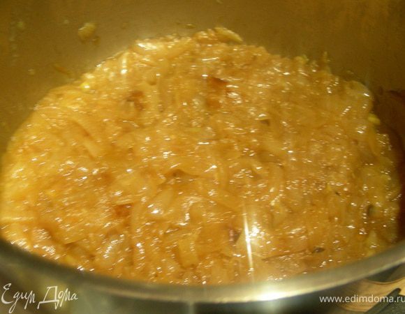 Затем ставим лук на плиту (средний огонь) в той же посуде или перекладываем в кастрюлю и начинаем его карамелизировать. Сначала выпариваем оставшуюся жидкость, здесь надо следить, чтобы он не подгорел. Выпарили. Затем вливаем 1/4 стакана воды, выпариваем. Повторяем операцию с водой еще дважды. Наконец вливаем вино и его тоже выпариваем. Я вместе с вином добавила и тимьян. Лук должен приобрести темно-коричневый цвет.
