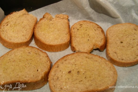 Для гренок режем хлеб, смазываем его с 2х сторон оливковым маслом, выкладываем на противень и запекаем минут 20, один раз перевернув.