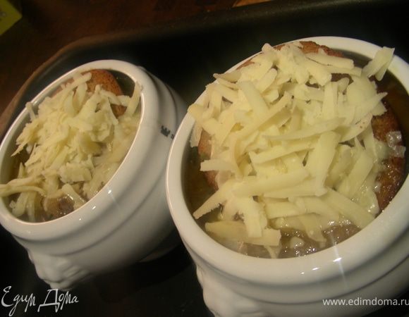 Теперь переливаем наш суп в горшочки или другую посуду для духовки. Выкладываем на поверхность 2-3 гренки, посыпаем сыром и ставим под гриль на 4-6 мин, пока сыр не расплавится. 
