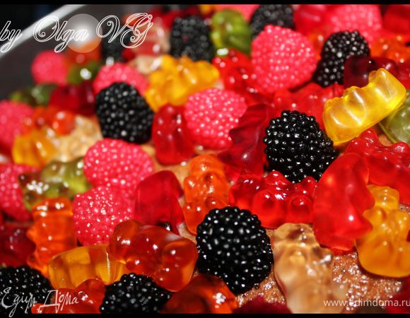 Выложить в форму на коржи желейные фигурки (любые).