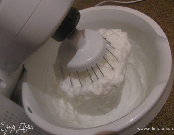 Охлаждённые белки взбиваем в очень крепкую пену с хорошей щепотью соли и аккуратно вмешиваем в основную массу. 