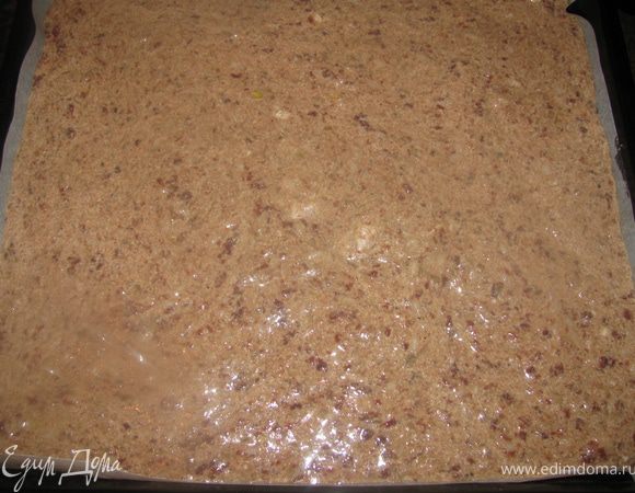 Противень с высокими бортиками смазываем маслом и выкладываем печеночную массу. Ставим в хорошо разогретую духовку до 180С и выпекаем мин 30-50 (зависит от духовки и от величины и глубины формы). Готовность проверяем зубочисткой.