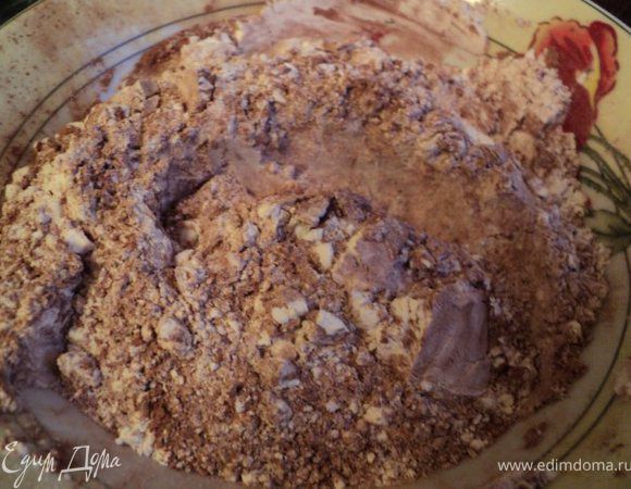 Для шоколадного бисквита: смешать муку, разрыхлитель теста, соду и какао.