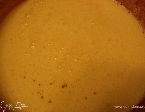 Яйца взбить сахаром на водяной бане до увеличения в объеме в 3-4 раза, добавить растопленный маргарин, кефир, перемешать.