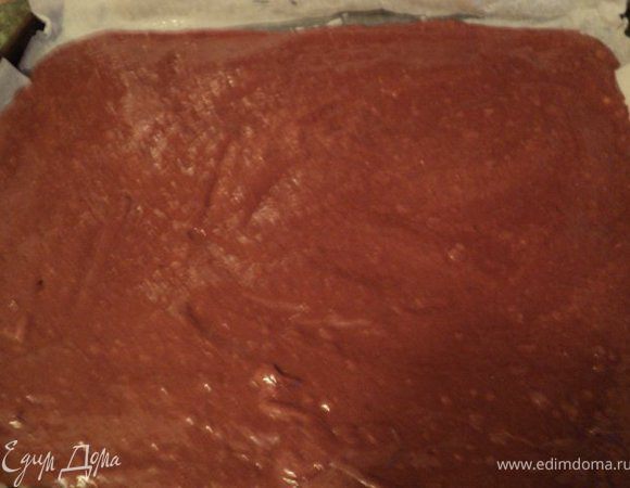 Добавить сухую смесь, осторожно перемешать,добавить кипяток, еще раз перемешатьи  вылить на противень, застеленный бумагой для выпечки. Выпекать при температуре 180 градусов 20-25мин. Охладить.