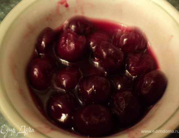 Вишню разморозить, вынуть косточки и залить коньяком.