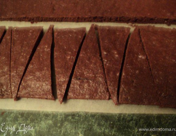 Подготовить бисквит: вырезать прямоугольник по высоте конусообразной формы и длинной в половину окружности формы и разрезать на 12 треугольников. Вырезать круг по диаметру формы для донышка торта.