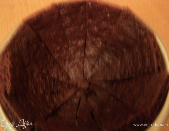 Конусообразную форму выложить треугольниками бисквита по окружности, пропитать коньяком, в котором замачивались вишни.