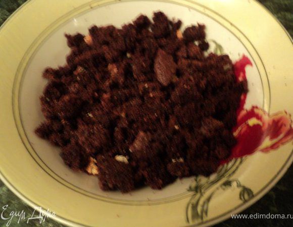 Оставшиеся кусочки бисквита поломать на мелкие кусочки.