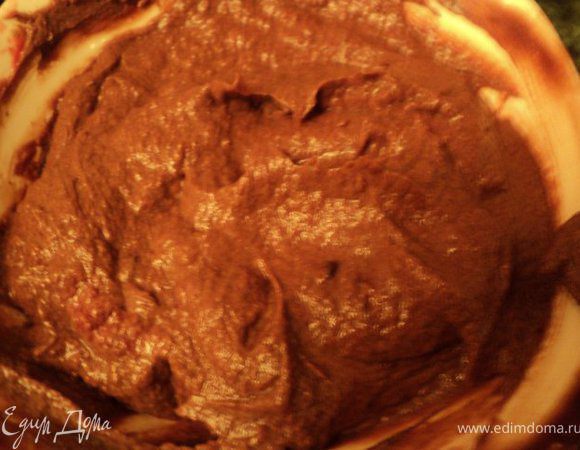 Подготовить крем: взбить яйцо с сахаром, добавить 50гр холодных сливок с разведенным в них крахмалом. Остальные сливки нагреть до кипения, но не кипятить, снять с огня и добавить постепенно во взбитое яйцо. Варить на водяной бане до загустения. Охладить.
Взбить размягченное сливочное масло, добавить постепенно заварной крем, растопленный  шоколад и 1 ст.ложку коньяка. 
