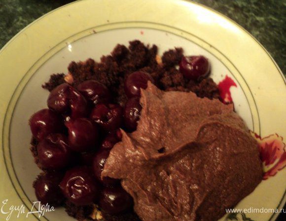 Смешать измельченный бисквит, шоколадный крем и вишню