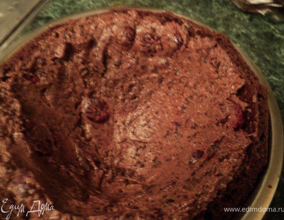 Полученную массу выложить на бисквит, разровнять по станкам, на дне более тонким слоем.