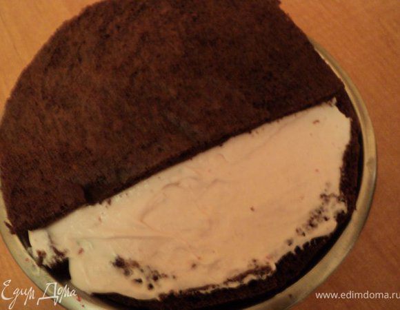 Вылить суфле в форму разровнять и накрыть бисквитом. Поставить в холодильник на 2 часа для застывания.