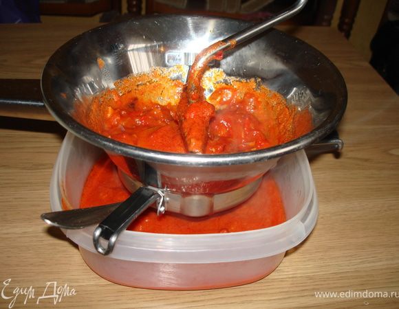 Начинаем из соуса:
на сковородку с растительным маслом кладем нарезанный лук и перцы, тушим 10-15 мин.,потом ,пропущенный через чесночницу, чеснок, петрушку, соль.Оставляем на огне на 5 мин,добавляем нарезанные томаты, тушим 15 мин.
Пропускаем томатную массу через сито.