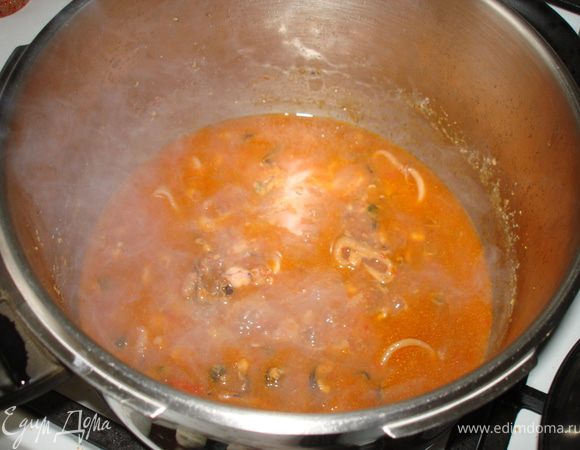 Теперь в кастрюлю с толстым дном вливаем оливковое масло, выкладываем морепродукты и чуток обжариваем на среднем огне 3 минуты, все время помешивая.
Добавляем вино, воду и тушим 15 минут, потом измельченный чеснок и 3-4 стол ложки томатного соуса(по вкусу). Тушим еще 20 минут.