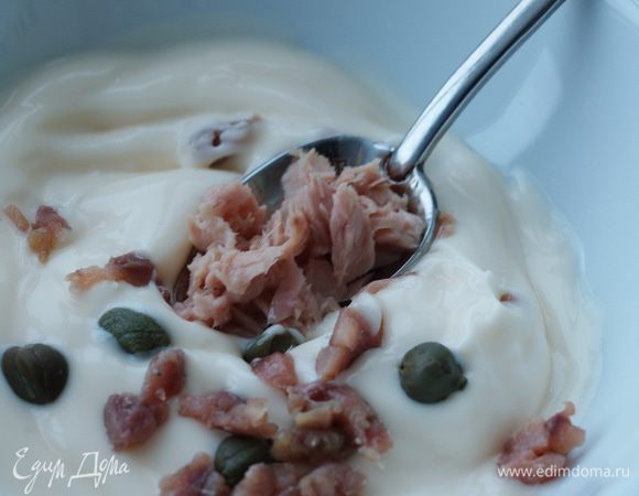 Приготовить соус: в домашний майонез добавить каперсы, тунец и анчоусы, посолить и поперчить.