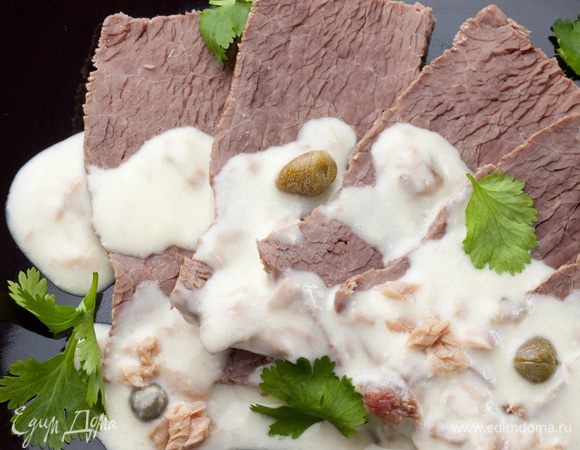 Выложить мясо в один слой на блюдо, полить сверху соусом и присыпать зеленью кинзы.