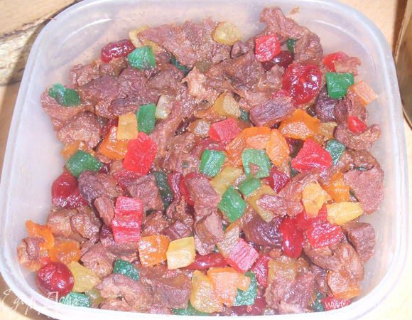 Курагу нарезать полосками, перемешать с изюмом и залить киршем минимум за полчаса до начала работы (лучше на ночь).
Духовку прогреть до 180 градусов.
Фундук выложить на противень, покрытый бумагой для выпечки и поставить под гриль на 5 минут. Остудить.
Яйца взбить с сахаром, солью и молоком до однородной белой массы.
Муку смешать с разрыхлителем, осторожно вмешать в яично-молочную смесь.
Добавить орехи, кунжут и сухофрукты, аккуратно вмешав их лопаткой.
Массу разложить по смазанным растительным маслом формам, заполнив их на 2/3.
Накрыть и дать расстояться 30 минут при 40 градусах Цельсия.
Выпекать 35 минут при 180 градусах Цельсия.
Остудить на решетке.

