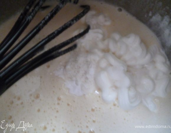 Добавить сметану,на сметану высыпать соду и на соду вылить чайную ложку сока лимона и опять все хорошо перемешать с помощью венчика.