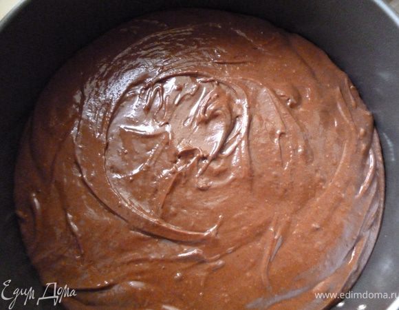 Добавить мучную смесь понемногу к яично-сметанной и хорошо перемешать.Тесто получается как густая сметана.