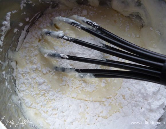 Для крема:охлажденную сметану взбить до легкой пены с сахарной пудрой.