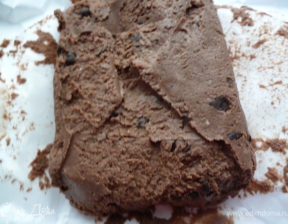 Затем берем сырковую массу,измельчаем ее на кусочки.