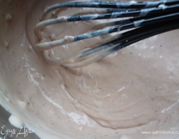 Добавляем сырковую массу к сметане с сахарной пудрой и венчиком хорошо перемешиваем до однородного состояния.Убираем в холодильник.