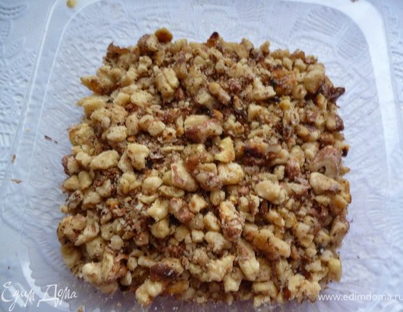 Орехи обжарить на сковороде и измельчить их скалкой.