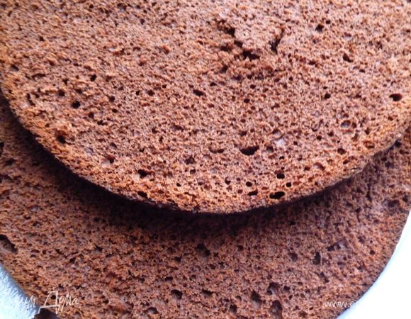 У бисквита срезать верхушку примерно на 1см. и измельчить руками в крошку для украшения боков торта. Затем разрезать бисквит на три коржа.
