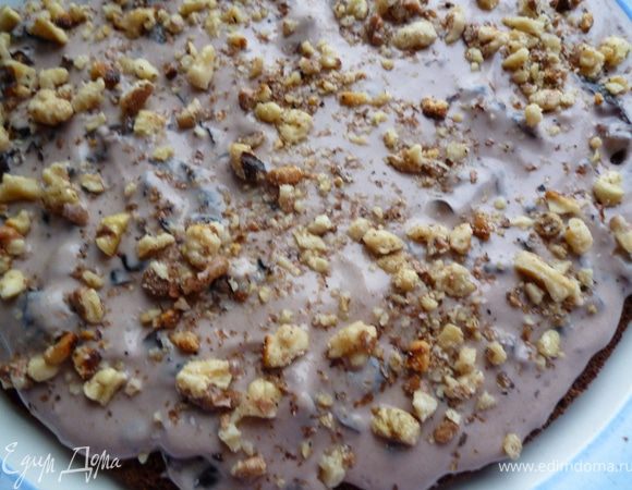 Затем наносим крем и сверху на крем орехи.