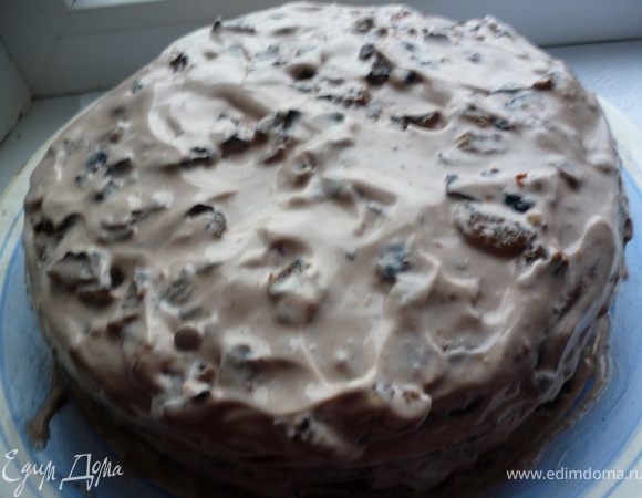 Следующий корж выкладываем сверху и слегка прижимаем и повторяем прослойку и третий корж так же.Верхний слой и бока смазываем кремом(3-4ложки крема оставляем и убираем в холодильник).Торт должен пропитаться сначала час 3-4 в кухне,а затем еще часа 2 на холоде(на балконе).Затем берем оставшийся крем и опять смазываем бока и верх торта.