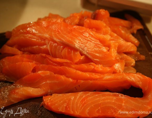 Рыбу нарезать поперек на тонкие широкие полоски,перец запечь в духовке,выложить в пакет мин на 15,снять с него кожу.Выложить на бумажные полотенца,чтобы удалить лишнюю жидкость из перца.Нарезать перец вдоль на полоски.