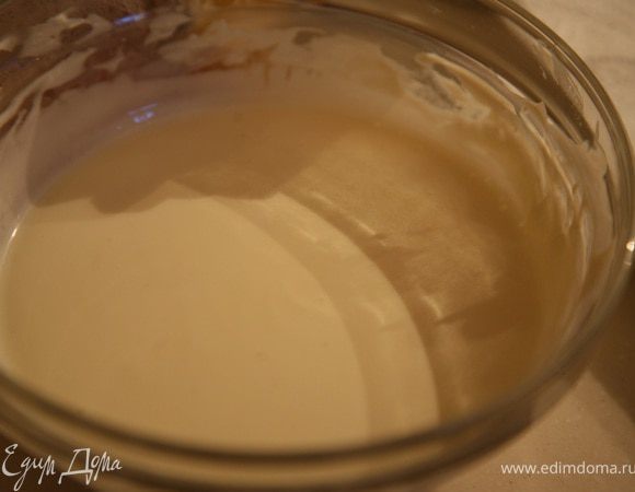 Желатин замочить в 80 мл воды,оставить на несколько минут.Сметану смешать с сыром "Филадельфия".Замоченный желатин прогреть до полного растворения и добавить в сырно-сметанную массу,перемешать.