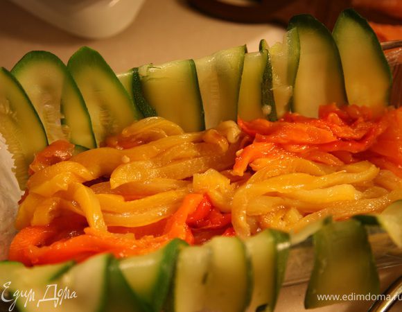 Базилик разобрать на листочки.В углубление формы слоями выложить все ингредиенты для начинки:лосось-перец-сырно-сметанный крем,листья базилика.И так до заполнения формы (у меня получается два слоя).