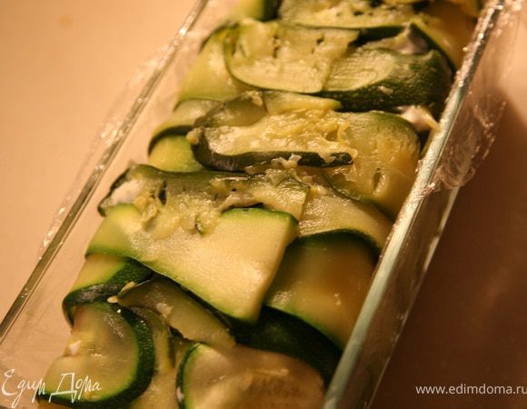 Края цукини завернуть поверх начинки внахлест.