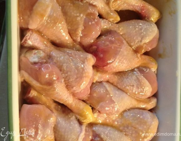 Разогреть духовку до 220 С.Ножки обмыть,высушить бумажным полотенцем,сделать ножом небольшие надрезы,посолить и попречить.Выложить ножки в форму.