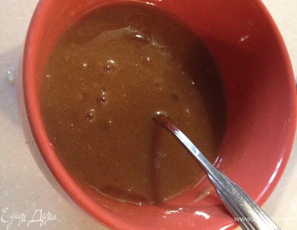 Перемешать мед,горчицу и оливковое масло,залить этой массой ножки.