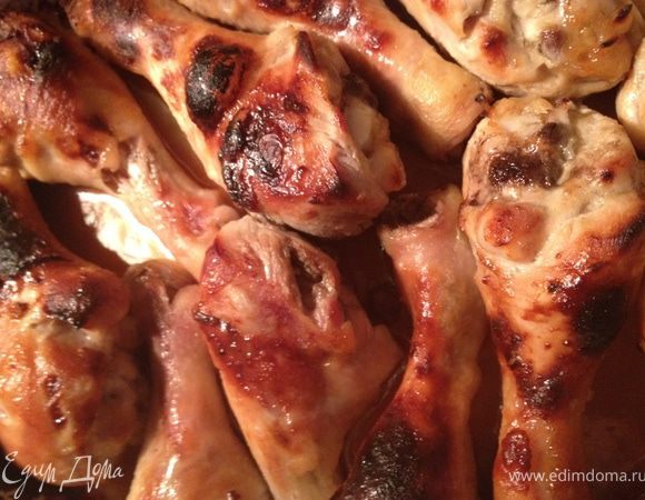 Выложите ножки,а в форму налейте 4 ст. л кипятка,перемешайте с отстатками соуса,доведите до кипения. И полейте ножки этим соусом. Приятного аппетита.