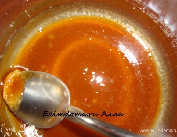 В небольшую кастрюльку всыпать сахар (кастрюля должна быть сухой) и растопить его на небольшом огне, помешивая. Довести оттенок растопленного сахара до золотистого.