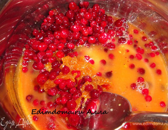 Клюкву и бруснику предварительно промыть (можно взять свежую, а можно, как я, замороженную ягоду), с апельсина снять цедру. Из апельсина и половинки лимона отжать сок. В кастрюлю с сахаром всыпать ягоды, цедру апельсина, влить соки и вино. Сахар у меня, при этом, "схватился" в большой ком, но потом растаял, как миленький.