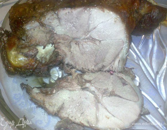 
Ножем сделать в мясе надрезы, нашпиговать их чесноком, намазать ногу смесью соли и пряных трав. положить ногу в рукав для запекания, перед тем как завязать второй край рукава влить стакан сухого красного вина, закрепить второй край и дать ноге полежать пару часиков периодически переворачивая. Запекать в духовке из расчкета на каждый кг мяса - 1 час.