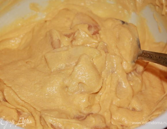 На мелкой терке натереть цедру лимона. Добавить в тесто цедру и сок одного лимона. Добавить яблоки и перемешать.