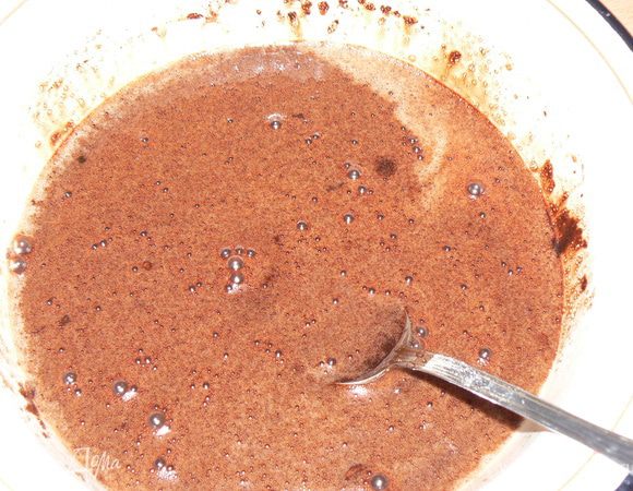 взбить яйца, влить в шоколадную смесь. 