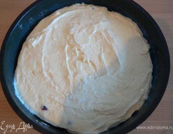 Сверху вылить белое тесто,разровнять.