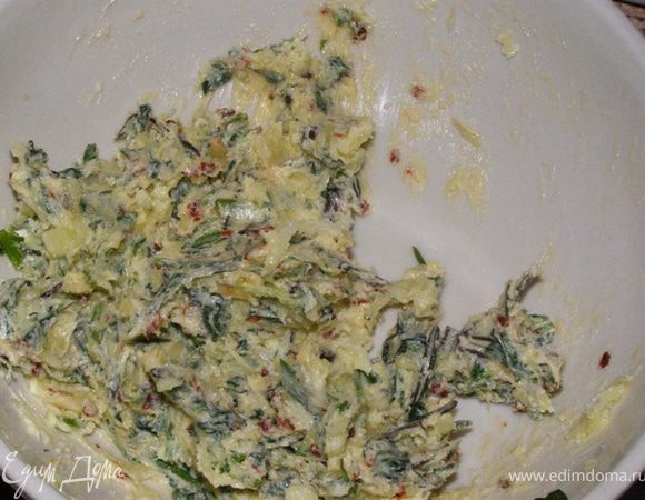 Приготовим чесночное масло с травами. Разотрем в миске пропущенный через пресс чеснок с маслом, мелко нарезанными травами, солью и перцем