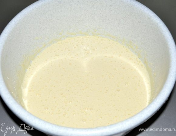 Яйца взбейте с сахаром.