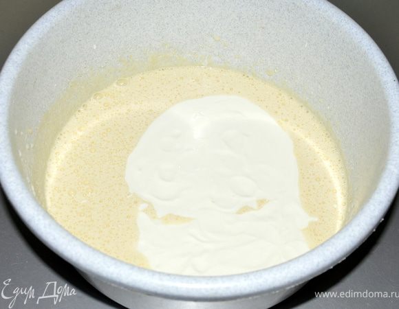 Добавьте к ним стакан сметаны и хорошо перемешайте. Чем еще замечателен этот пирог, так тем, что сметану можно заменить домашним кефиром (кислым молоком), домашним йогуртом. Кстати, на кислом молоке он получается еще вкуснее и воздушнее.